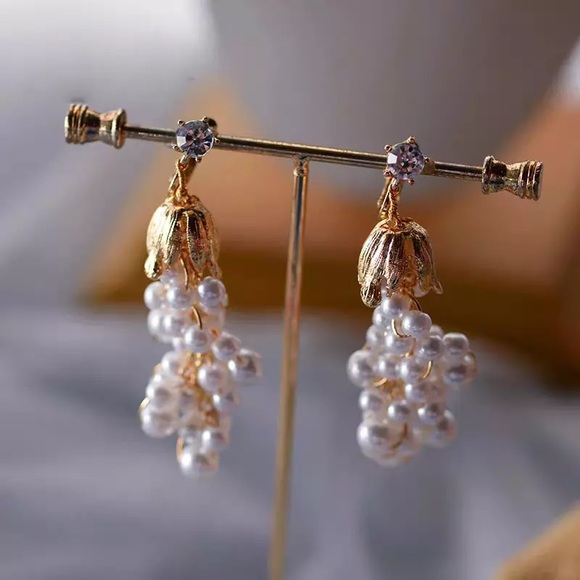 Bohemian Cascade Champagne Grape Pearl Crystal Gold Clip Earrings - Picture 2 of 5